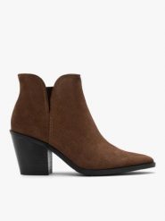 Brązowe botki z wycięciem przy kostce. Brązowe botki damskie Ryłko, z gumy, z okrągłym noskiem, bez obcasa, na słupku, bez zapięcia. Za 479.99 zł.