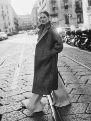 Dwurzędowy płaszcz z paskiem - ciemnobrązowy. Brązowe płaszcze damskie Reserved, l, bez wzorów, z tkaniny, bez kaptura. W wyprzedaży za 199.99 zł.