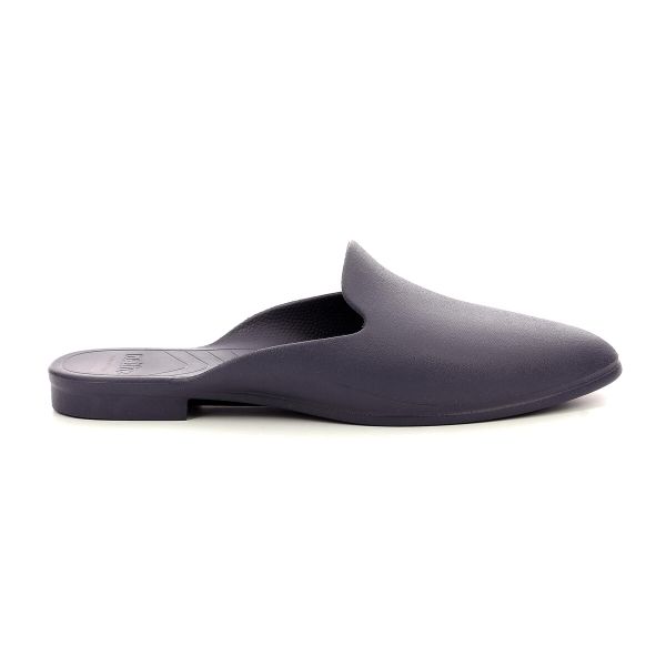 Klapki damskie NATIVE AVA BLOOM 41,5. Czarne klapki damskie Native Shoes, bez wzorów, bez obcasa, bez zapięcia. Za 129.99 zł.
