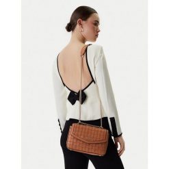 Torebka Guess. Czarne torebki klasyczne damskie Guess, bez dodatków. Za 584.99 zł.