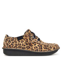 Półbuty Clarks. Brązowe półbuty damskie Clarks, bez wzorów, bez obcasa, na płaskiej podeszwie, bez zapięcia. Za 389.99 zł.