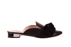 Klapki Bayla-097 01 Czarne Klapki, skóra naturalna - 36. Czarne klapki damskie Bayla, bez wzorów, ze skóry, bez obcasa, na obcasie, bez zapięcia. W wyprzedaży za 134.10 zł.