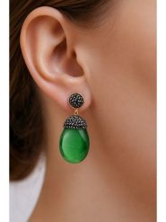 L'Atelier de Gaia Pozłacane kolczyki-wkrętki z kocim okiem i hematytami rozmiar: onesize. Zielone kolczyki damskie L'Atelier de Gaia, z hematytem, pozłacane. Za 65.95 zł.