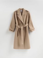 Dwurzędowy płaszcz z paskiem - beżowy. Brązowe płaszcze damskie Reserved, l, bez wzorów, z tkaniny, bez kaptura. Za 259.99 zł.