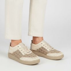 Półbuty damskie S.Barski, cholewka połączenie materiału tekstylnego i koronki wiązanie klasyczne perforowane panele niski fason zaokrąglony nosek, be. Brązowe półbuty damskie S.BARSKI, bez wzorów, z koronki, bez obcasa, na płaskiej podeszwie, bez zapięcia. Za 189.00 zł.