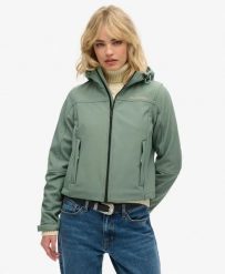 Superdry Kurtka Soft Shell Trekker z Kapturem – Krótki Krój – Laurel Khaki. Zielone kurtki sportowe damskie Superdry, bez wzorów, z elastanu, z kapturem. Za 404.65 zł.