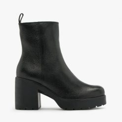 Czarne botki na masywnym obcasie JOANNA. Czarne botki damskie RKO, ze skóry, bez obcasa, na obcasie, bez zapięcia. W wyprzedaży za 199.99 zł.
