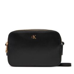 Torebka Calvin Klein. Czarne listonoszki damskie Calvin Klein, bez wzorów, bez dodatków. Za 299.99 zł.