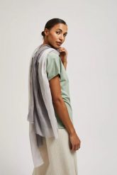 Szal letni z postrzępionym brzegiem szary. Szare szaliki damskie MOODO, na lato, bez wzorów. W wyprzedaży za 19.99 zł.