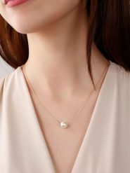 Luja Bijoux Pozłacany naszyjnik z perłami - 42 cm rozmiar: onesize. Żółte naszyjniki damskie Luja Bijoux, z perłą, metalowe. Za 57.20 zł.