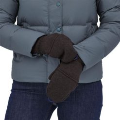 Rękawiczki polarowe Patagonia Better Sweater Gloves. Czarne rękawiczki damskie Patagonia, bez wzorów, z polaru. Za 229.99 zł.