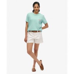 Damska koszulka z kieszonką Superdry Garment Dye Essential. Zielone bluzki damskie Superdry, bez wzorów, bez kołnierzyka, bez ramiączek. W wyprzedaży za 106.60 zł.