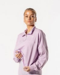 Damska bluza Luxe z krótkim zamkiem, oversize, ze ściągaczem w pasie – liliowy. Czerwone bluzy damskie AESTHETIC WOLF, s, bez wzorów, z bawełny, bez kaptura. Za 149.99 zł.