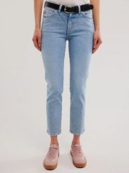 Jeansy damskie z krótką nogawką niebieskie Adela Cropped 205. Niebieskie jeansy damskie Big Star, bez wzorów, z jeansu, krótkie. W wyprzedaży za 159.99 zł.