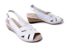 RIEKER 66189-80 white, sandały damskie. Białe sandały damskie Rieker, bez wzorów, ze skóry, bez obcasa, na koturnie, bez zapięcia. Za 247.92 zł.