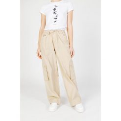 Spodnie Kobieta ONLY Onlzely Mw Wide Cargo. Brązowe spodnie dresowe damskie Only, bez wzorów, z tkaniny. Za 223.50 zł.