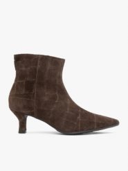 Botki w print krokodyla na szpilce flare. Brązowe botki damskie Ryłko, ze skóry, eleganckie, bez obcasa, na obcasie, bez zapięcia. Za 479.99 zł.