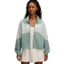 Kurtka treningowa damska wodoodporna z 4-way stretch Under Armour 1389631. Zielone kurtki damskie Under Armour, bez wzorów, z elastanu, bez kaptura. Za 299.99 zł.