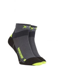 Skarpety biegowe X-Socks Run Discovery 4.0. Czarne skarpetki damskie X Socks, bez wzorów, z materiału. Za 50.00 zł.