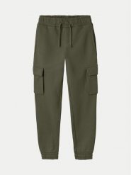 NAME IT Spodnie dresowe 13224991 Zielony Relaxed Fit. Zielone spodnie dresowe chłopięce Name it, z bawełny. Za 119.99 zł.