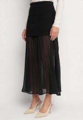 Czarna Wiskozowa Spódnica Tiulowa z Plisami i Podszewką Avelora. Czarne spódnice damskie Born2be, na co dzień, m, bez wzorów, z materiału, eleganckie, maxi. Za 109.99 zł.