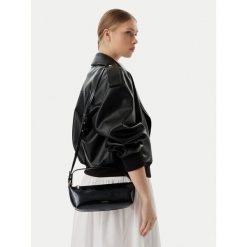 Torebka Calvin Klein. Czarne torebki klasyczne damskie Calvin Klein, bez dodatków. Za 449.99 zł.