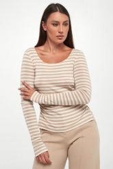 Bluzka damska wełniana Africa MM. Bluzki damskie MM, l, bez wzorów, z wełny, bez kołnierzyka, bez ramiączek. W wyprzedaży za 377.40 zł.