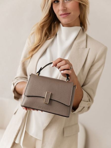 Lia Biassoni Skórzana torebka "Fegana" w kolorze beżowym - 20 x 14 x 8 cm rozmiar: onesize. Brązowe torebki klasyczne damskie Lia Biassoni, z materiału, przez ramię, bez dodatków. Za 217.99 zł.