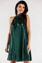 Sukienka trapezowa z dekoltem halter neck błyszcząca zielona. Zielone sukienki damskie Sukienki.shop, bez wzorów, wizytowe, bez ramiączek. Za 309.00 zł.