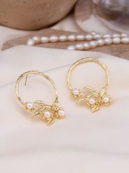 Pierres delicates Pozłacane kolczyki-wkrętki z perłami rozmiar: onesize. Żółte kolczyki damskie Pierres delicates, z perłą, pozłacane. Za 46.95 zł.