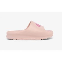 Klapki damskie Lacoste Serve Slide 2.0 na basen. Czerwone klapki damskie Lacoste, bez wzorów, z dresówki, bez obcasa, bez zapięcia. Za 233.20 zł.