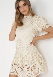 Jasnobeżowa Sukienka Cilleis. Brązowe sukienki damskie Born2be, z aplikacjami, z koronki, eleganckie, bez ramiączek. Za 279.99 zł.