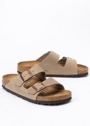 Klapki damskie BIRKENSTOCK ARIZONA LEOI. Brązowe klapki damskie Birkenstock, bez wzorów, bez obcasa, bez zapięcia. Za 439.99 zł.