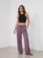 Spodnie dresowe wide leg - fioletowy. Fioletowe spodnie sportowe damskie Sinsay, l, bez wzorów, z dresówki, na fitness i siłownię. Za 39.99 zł.