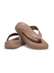 Crocs Japonki "Getaway Flip" w kolorze jasnobrązowym rozmiar: 34/35. Brązowe klapki damskie Crocs, bez wzorów, z otwartym noskiem, bez obcasa, bez zapięcia. Za 92.21 zł.