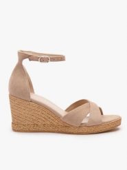 Beżowe sandały na koturnie. Brązowe sandały damskie Ryłko, bez wzorów, ze skóry, bez obcasa, na koturnie, bez zapięcia. Za 399.99 zł.