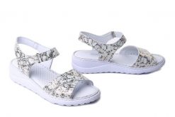 Artiker Relaks 58C2059 Biały, sandały damskie. Białe sandały damskie Artiker Relaks, bez wzorów, ze skóry, bez obcasa, na koturnie, bez zapięcia. Za 204.90 zł.