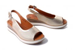 ARTIKER RELAKS 56C2312 złoty, sandały damskie. Żółte sandały damskie Artiker Relaks, bez wzorów, bez obcasa, na koturnie, bez zapięcia. Za 219.90 zł.