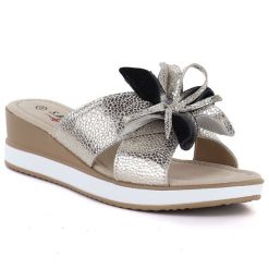 Skórzane klapki damskie na koturnie złote S.Barski GR61-5989. Żółte klapki damskie S.BARSKI, bez wzorów, ze skóry, bez obcasa, na koturnie, bez zapięcia. Za 189.99 zł.