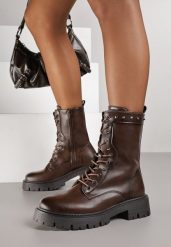 Brązowe Botki Workery z Ćwiekami przy Cholewce Arivie. Brązowe botki damskie Born2be, z jeansu, rockowe, bez obcasa, na płaskiej podeszwie, bez zapięcia. Za 159.99 zł.
