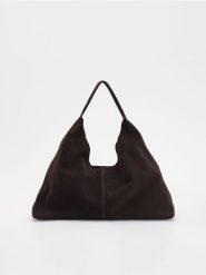 Zamszowa torebka shopper z saszetką - ciemnobrązowy. Brązowe nerki i saszetki damskie Reserved, bez wzorów, ze skóry. Za 399.99 zł.