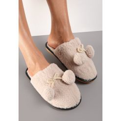 Beżowe Kapcie Futerkowe z Pomponami Denholm. Brązowe kapcie damskie Renee, z gumy. Za 34.99 zł.