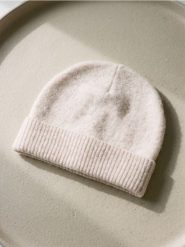 Czapka beanie basic z domieszką wełny - kremowy. Białe czapki damskie Sinsay, bez wzorów, z wełny. Za 19.99 zł.
