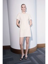 Trendyol Sukienka w kolorze kremowym rozmiar: 40. Brązowe sukienki damskie Trendyol, bez wzorów, bez ramiączek. Za 130.99 zł.