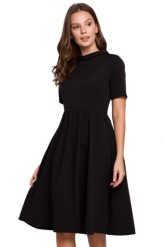 Elegancka rozkloszowana sukienka z wywiniętą stójką czarna. Czarne sukienki damskie Sukienki.shop, bez wzorów, biznesowe, bez ramiączek. Za 339.00 zł.