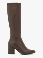 Brązowe kozaki z wąską cholewką. Brązowe kozaki damskie Ryłko, ze skóry, bez obcasa, na słupku, bez zapięcia. Za 749.99 zł.