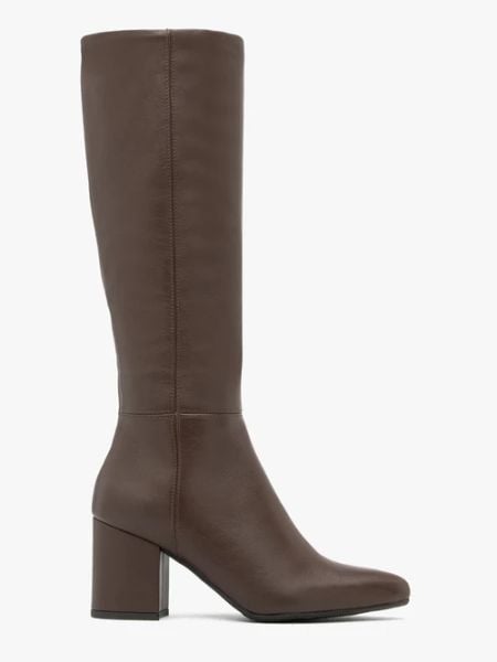 Brązowe kozaki z wąską cholewką. Brązowe kozaki damskie Ryłko, z materiału, bez obcasa, na słupku, bez zapięcia. Za 749.99 zł.