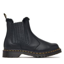 Sztyblety Dr. Martens. Czarne botki damskie Dr Martens, bez obcasa, na płaskiej podeszwie, bez zapięcia. Za 989.99 zł.