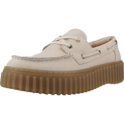 Buty CLARKS 26186302C Jasnobrązowy. Brązowe obuwie trekkingowe damskie Clarks, ze skóry, bez zapięcia. Za 538.99 zł.