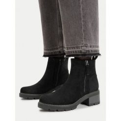 Botki JENNY. Czarne botki damskie Jenny, bez obcasa, na słupku, bez zapięcia. Za 159.99 zł.